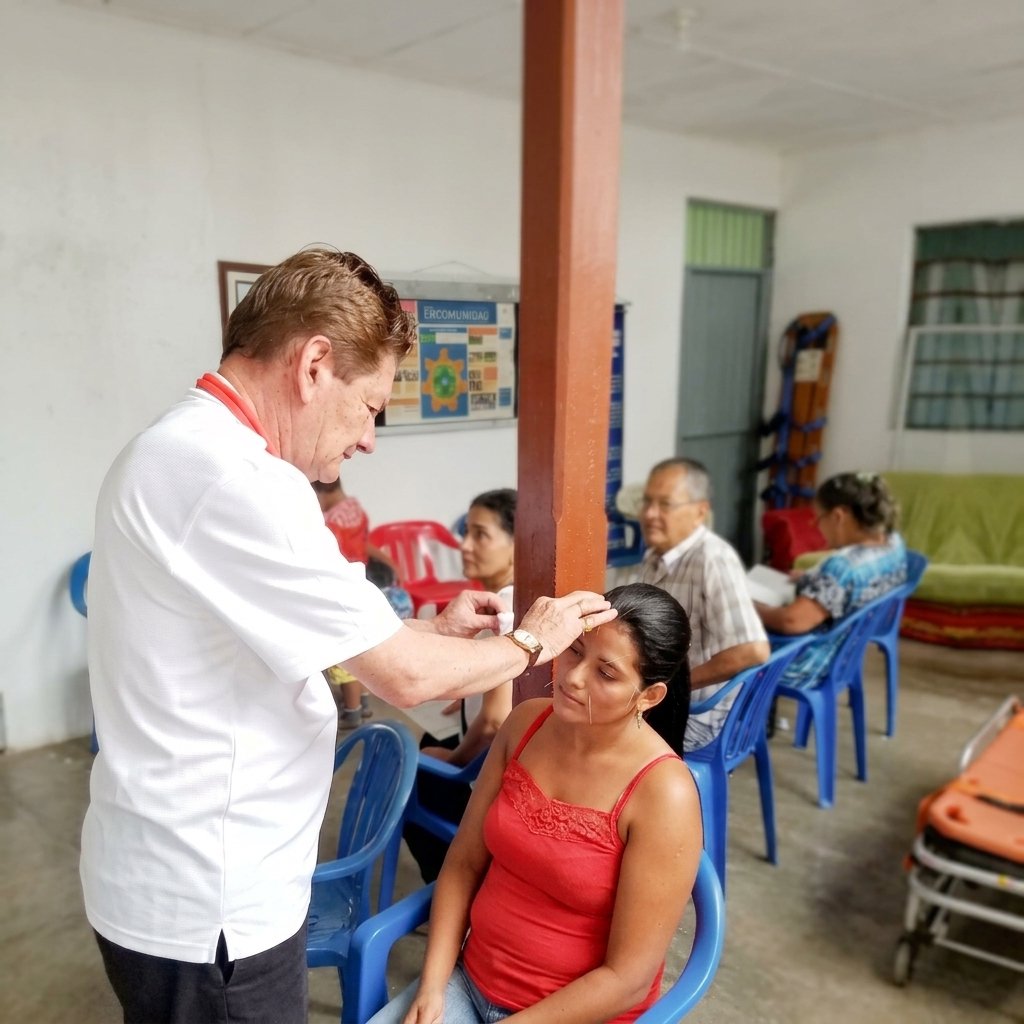 El Dr. Van Uden aplica acupuntura a una paciente durante una jornada de atención